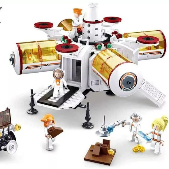 NEW Space Collection Lunar Station Brick Building Set 642pcs B0739 - Picture 3 of 5